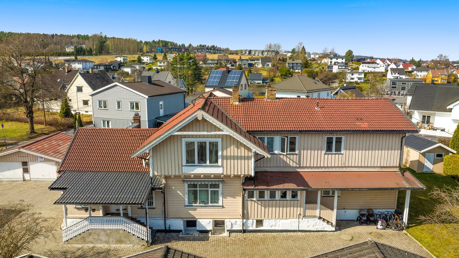 Boligen ligger i et etablert boligfelt på Strømmen i gangavstand til skole, storsenter og fine turområder. Galleribilde