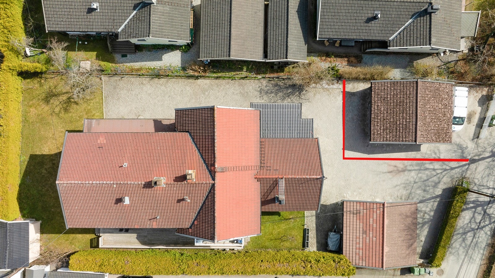Delen som er markert i rødt tilhører seksjon 2. Altså naboen. Galleribilde