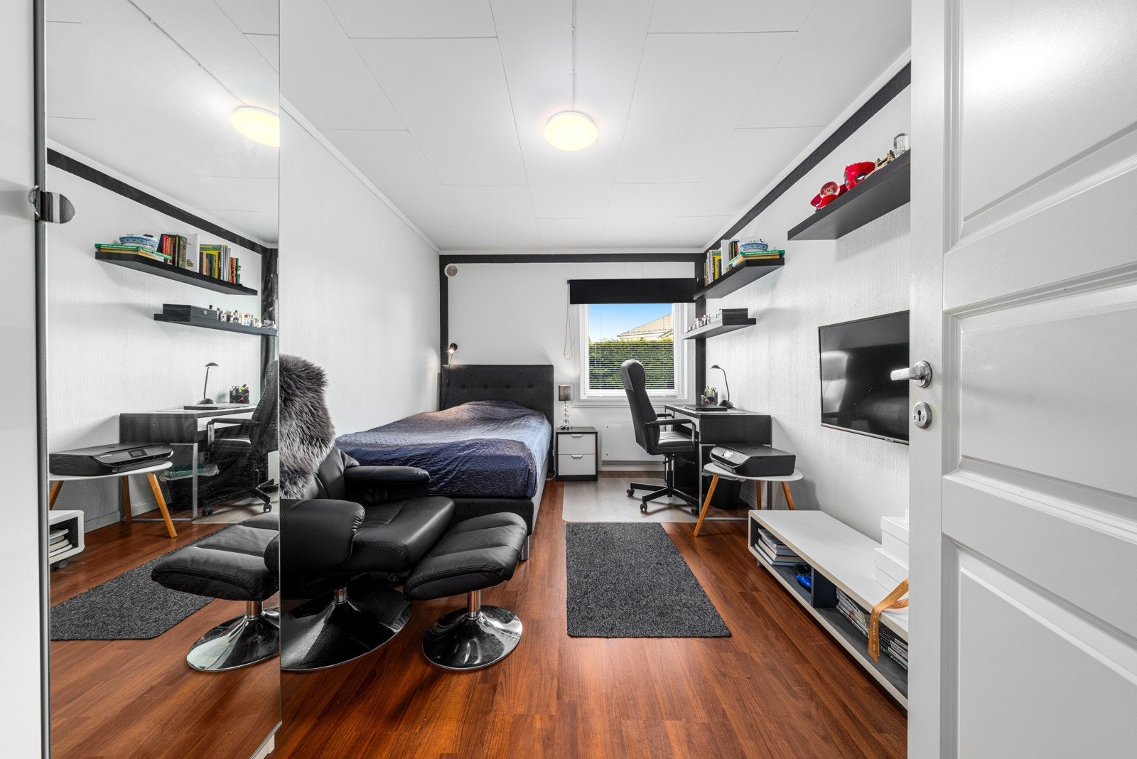 Første etasje har 3 romslige soverom. Galleribilde