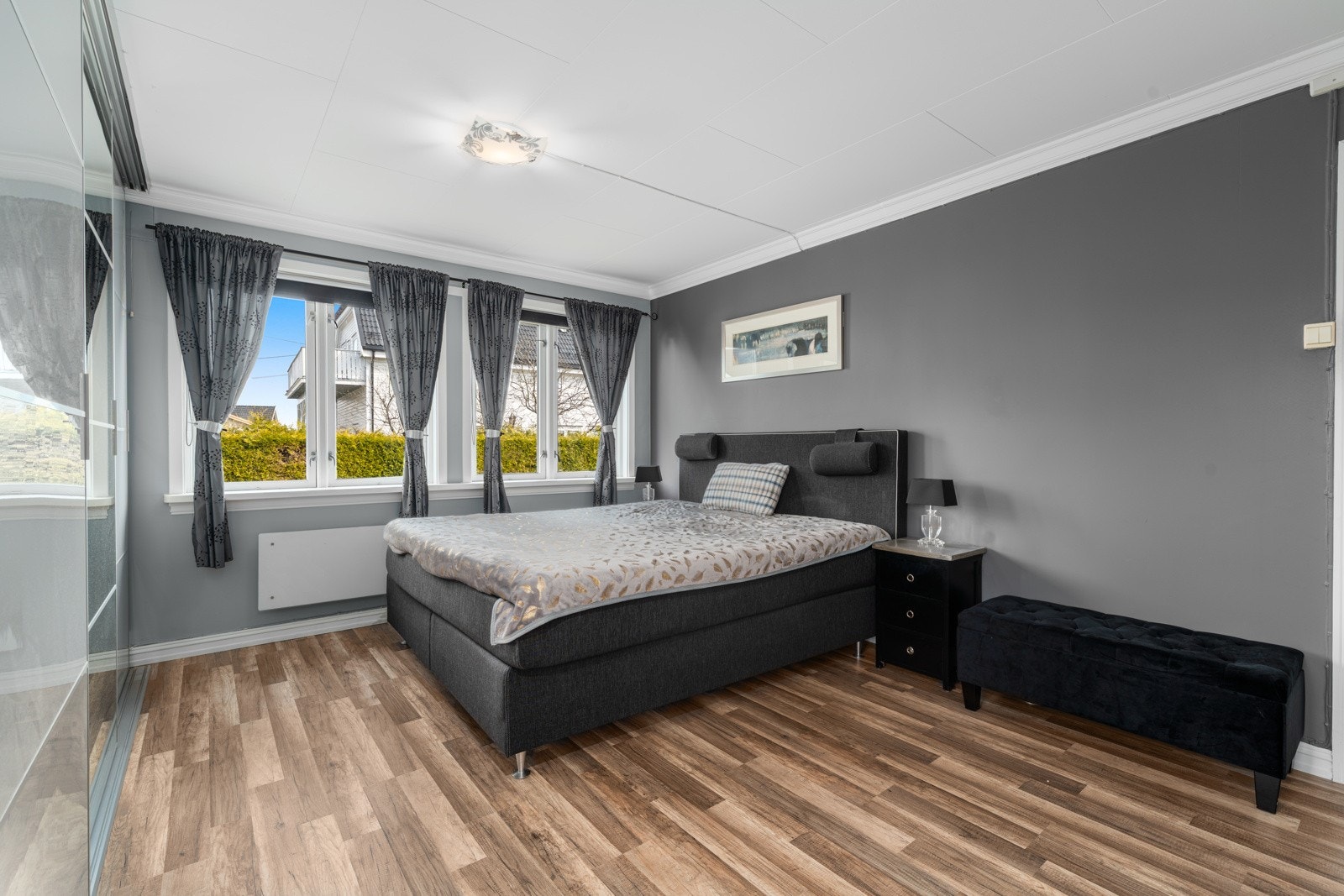 Master soverommet er generøst, med smarte klesskap som gir gode oppbevaringsmuligheter Galleribilde