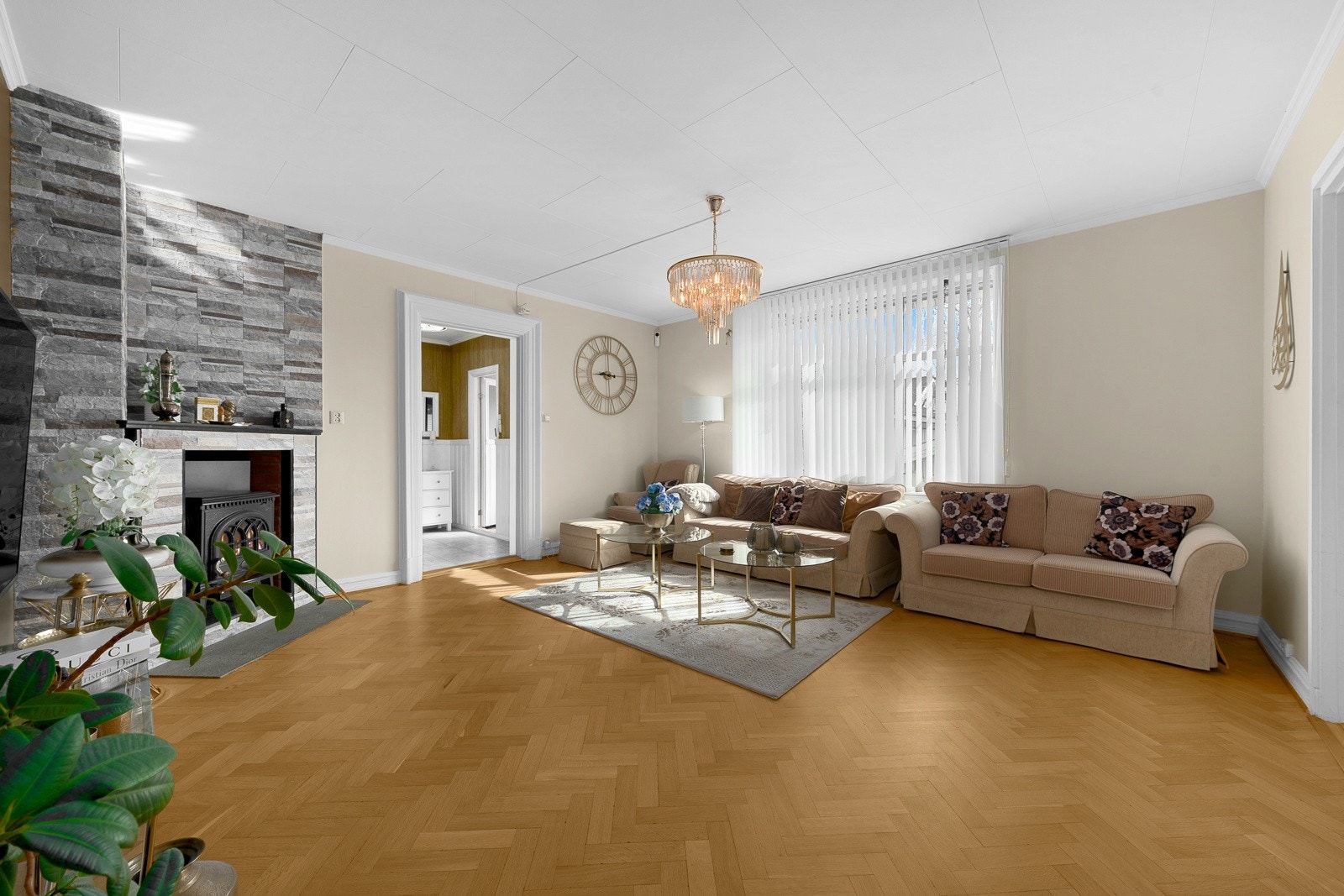 Stor og luftig stue med vakker fiskebeinsparkett som gir rommet både eleganse og karakter. Galleribilde