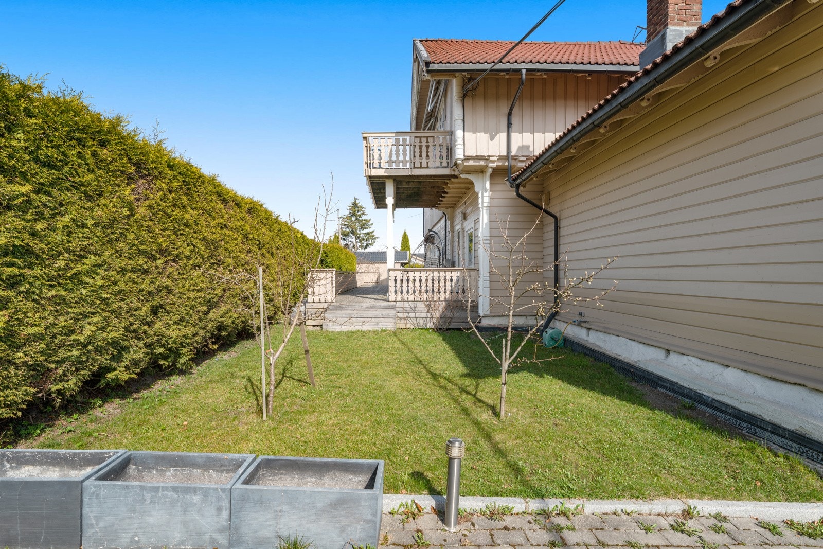 Boligen har fine uteplasser. Galleribilde