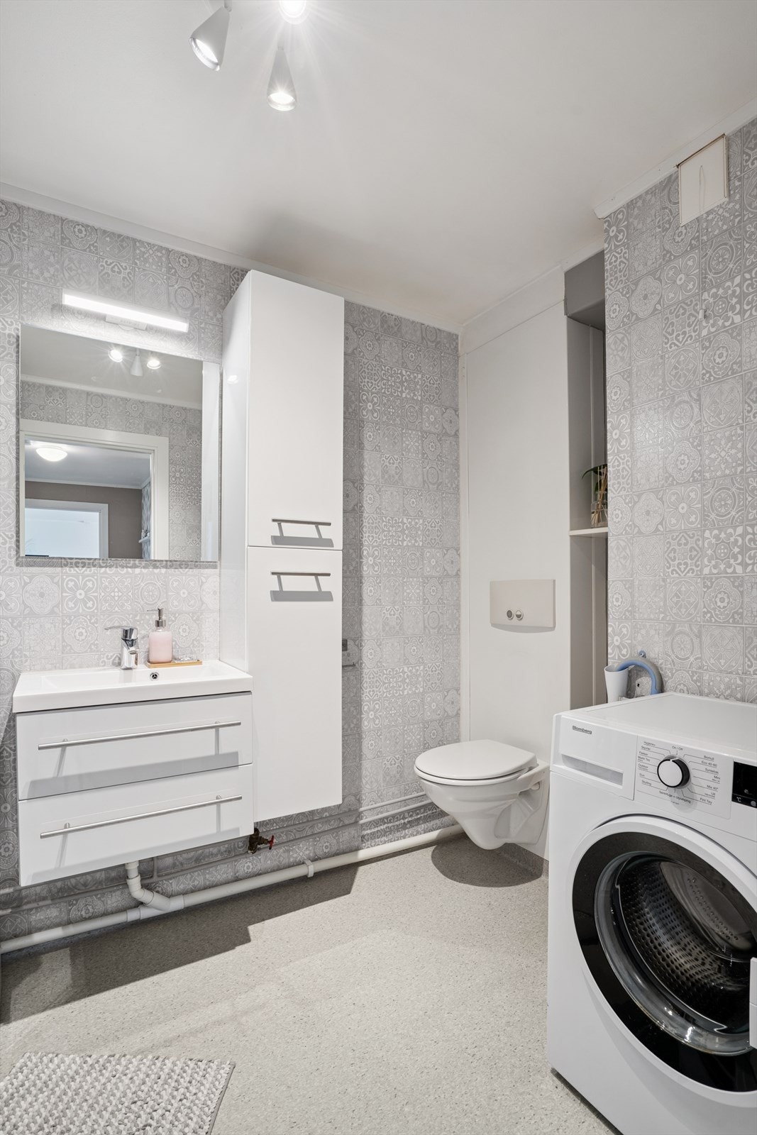 Bad med opplegg for vaskemaskin Galleribilde