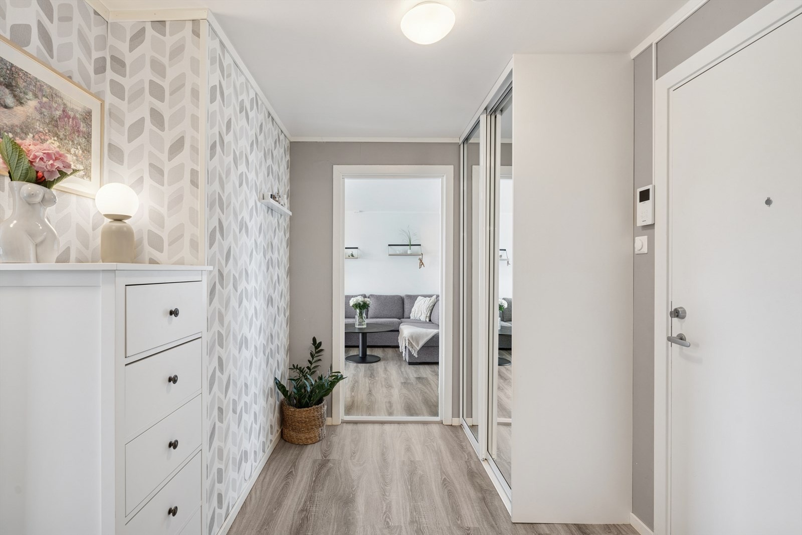 Gang med garderobe Galleribilde