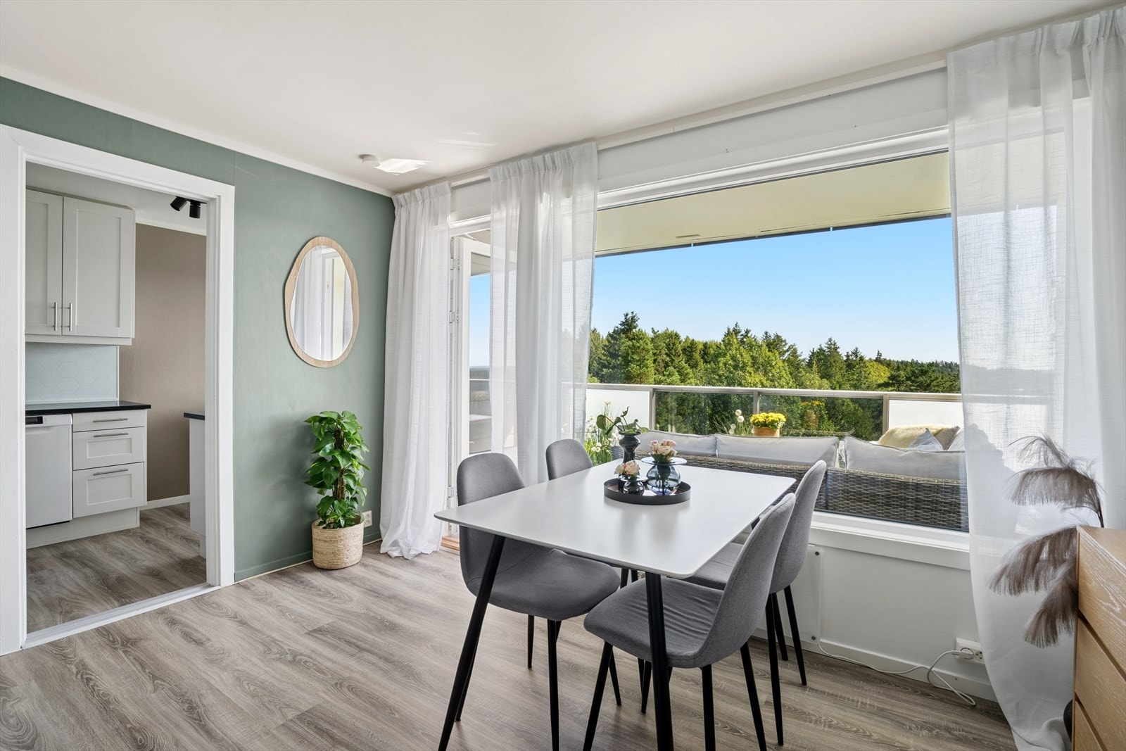 Den fine utsikten kan nytes fra spisebordet Galleribilde