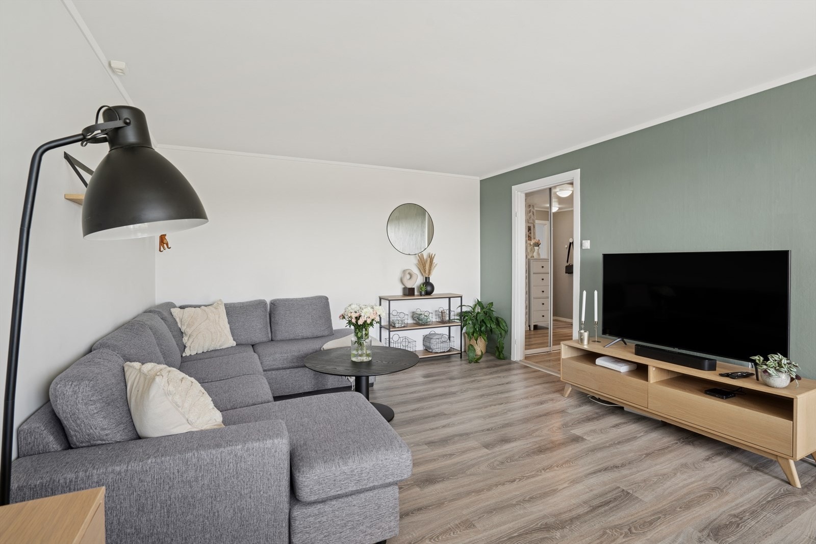 Stuen har god plass til både TV-krok og spiseplass Galleribilde