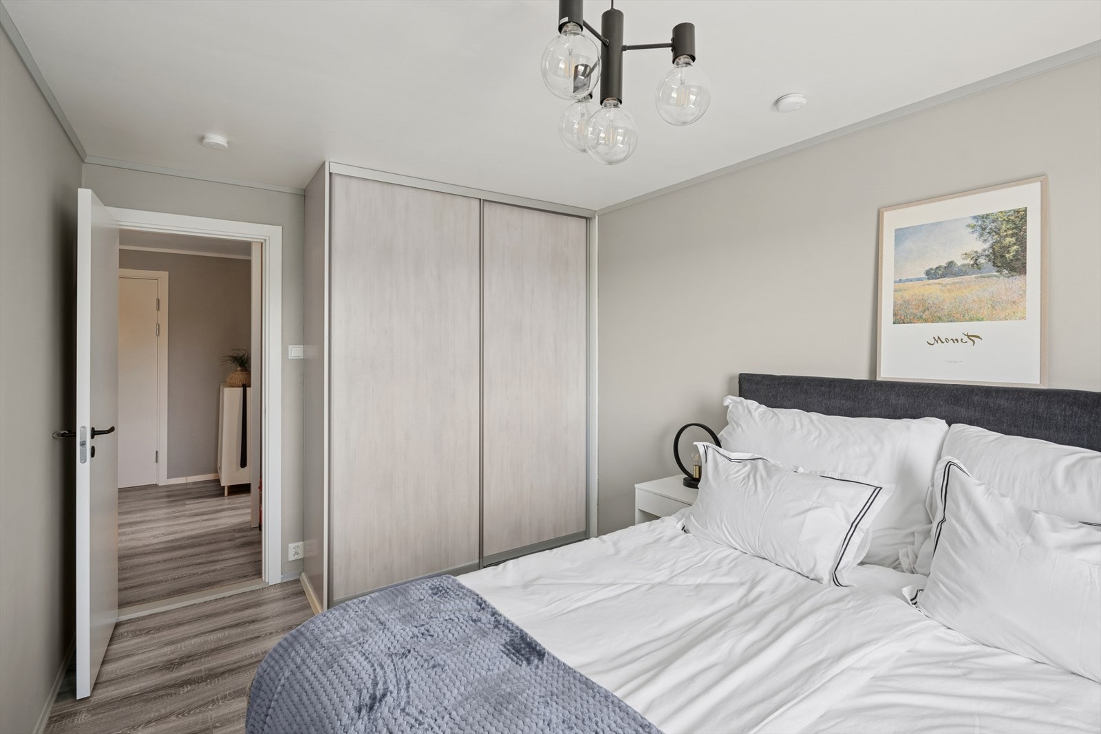 Soverom med garderobe Galleribilde