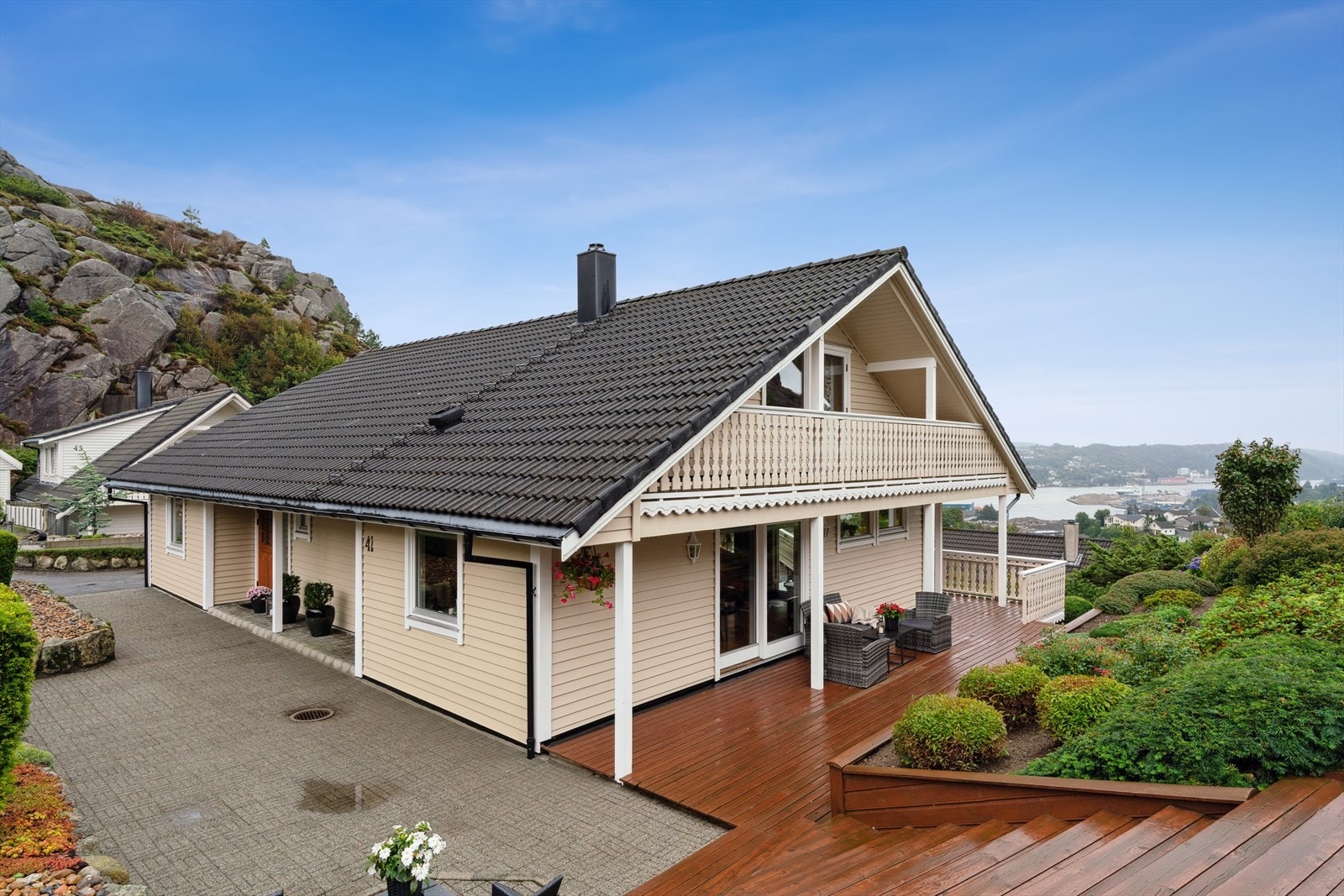 Hele tomten er svært pent opparbeidet Galleribilde