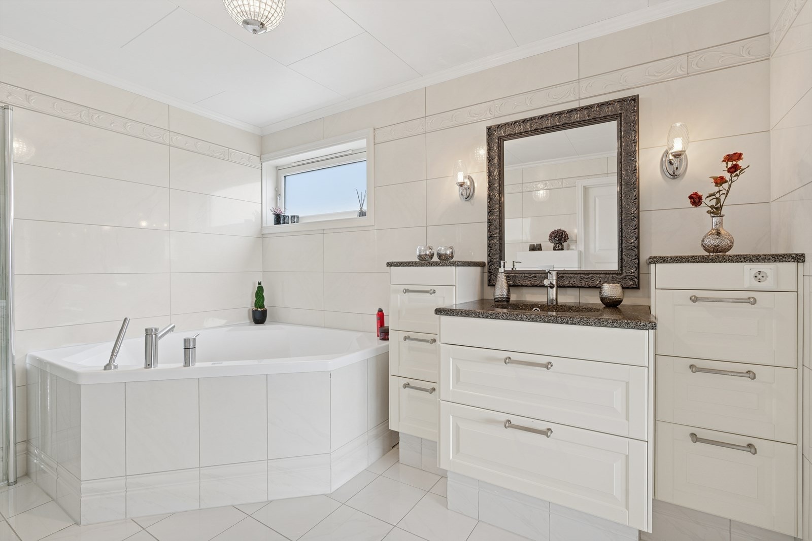 Flott bad hold i lyse fliser med spesialbygget vask Galleribilde