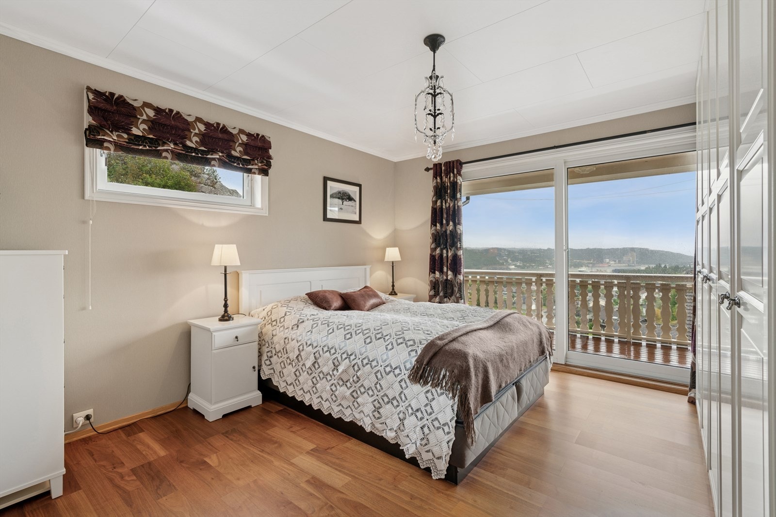 Hovedsoverom med god skapplass, skyvedører og fantastisk utsikt Galleribilde