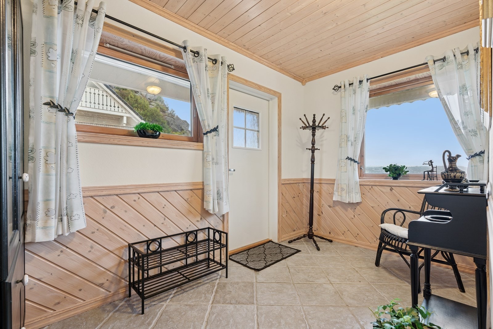 Kjelleren har både tilkomst fra trapp og egen inngang - slik at en lett kan skille av og lage til leilighet Galleribilde