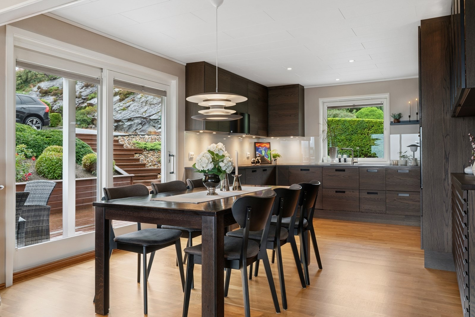 Flott nyere Svane kjøkken med topp integrerte hvitevarer Galleribilde