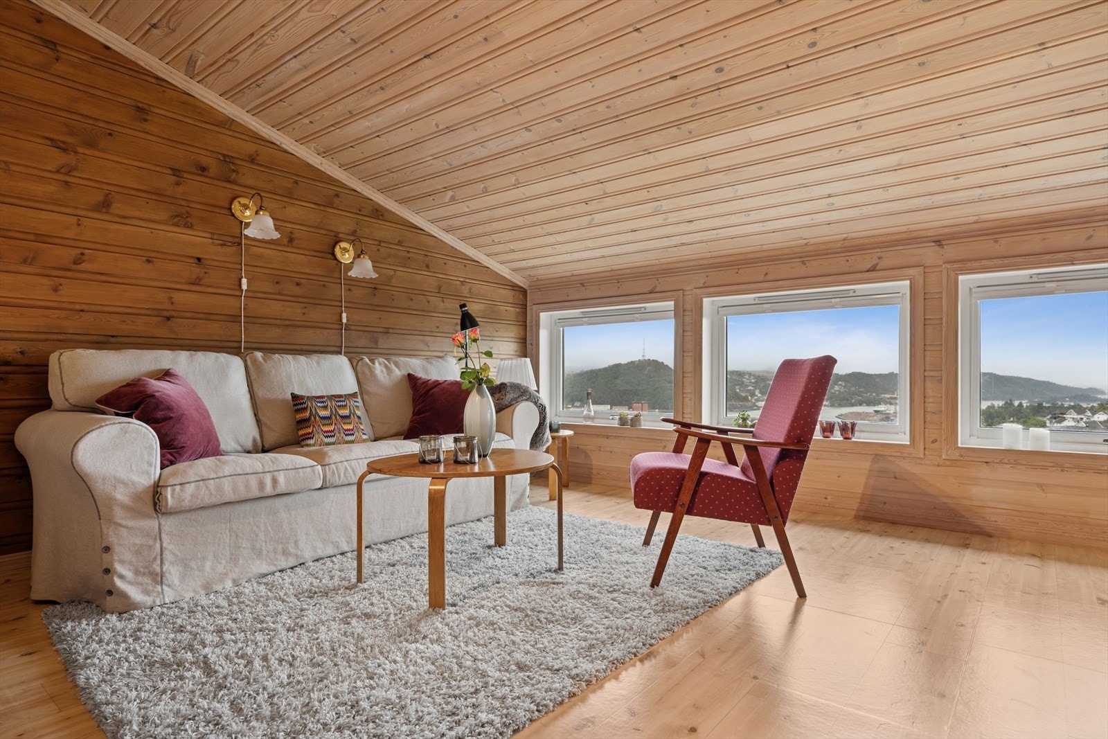 Romslig loftstue Galleribilde