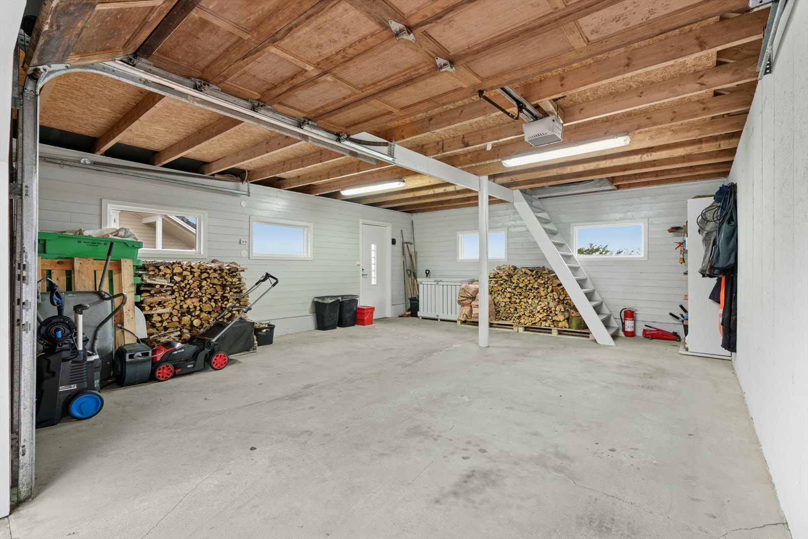 Stor garasje med loft Galleribilde