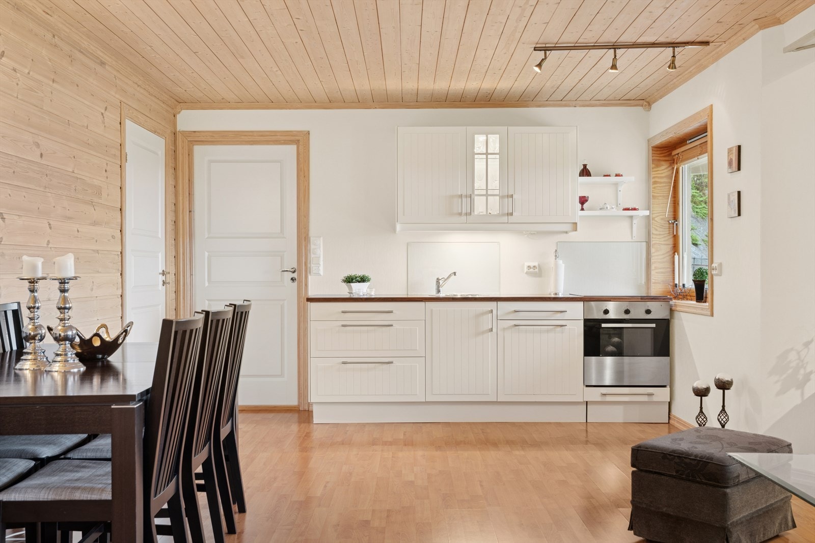 Stort rom med kjøkken og stue i kjeller - ypperlig hvis en vil leie ut eller til festlige lag. Galleribilde