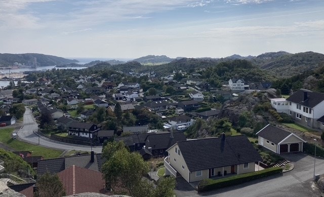 Boligen ligger svært fint til i feltet med fantastisk utsikt Galleribilde