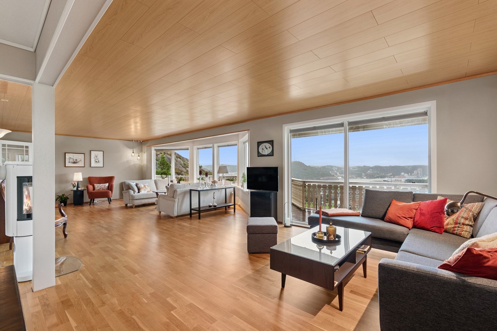 Store vindusflater gjør at du har godt med lys og kan nyte den fantastiske utsikten Galleribilde