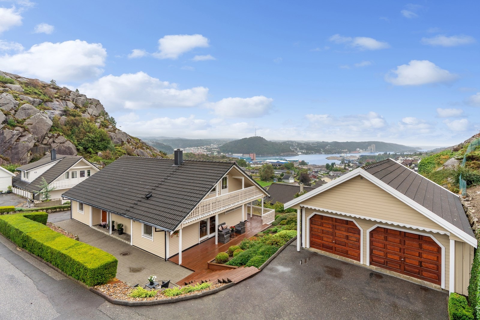 Stor familiebolig på utsiktstomt Galleribilde