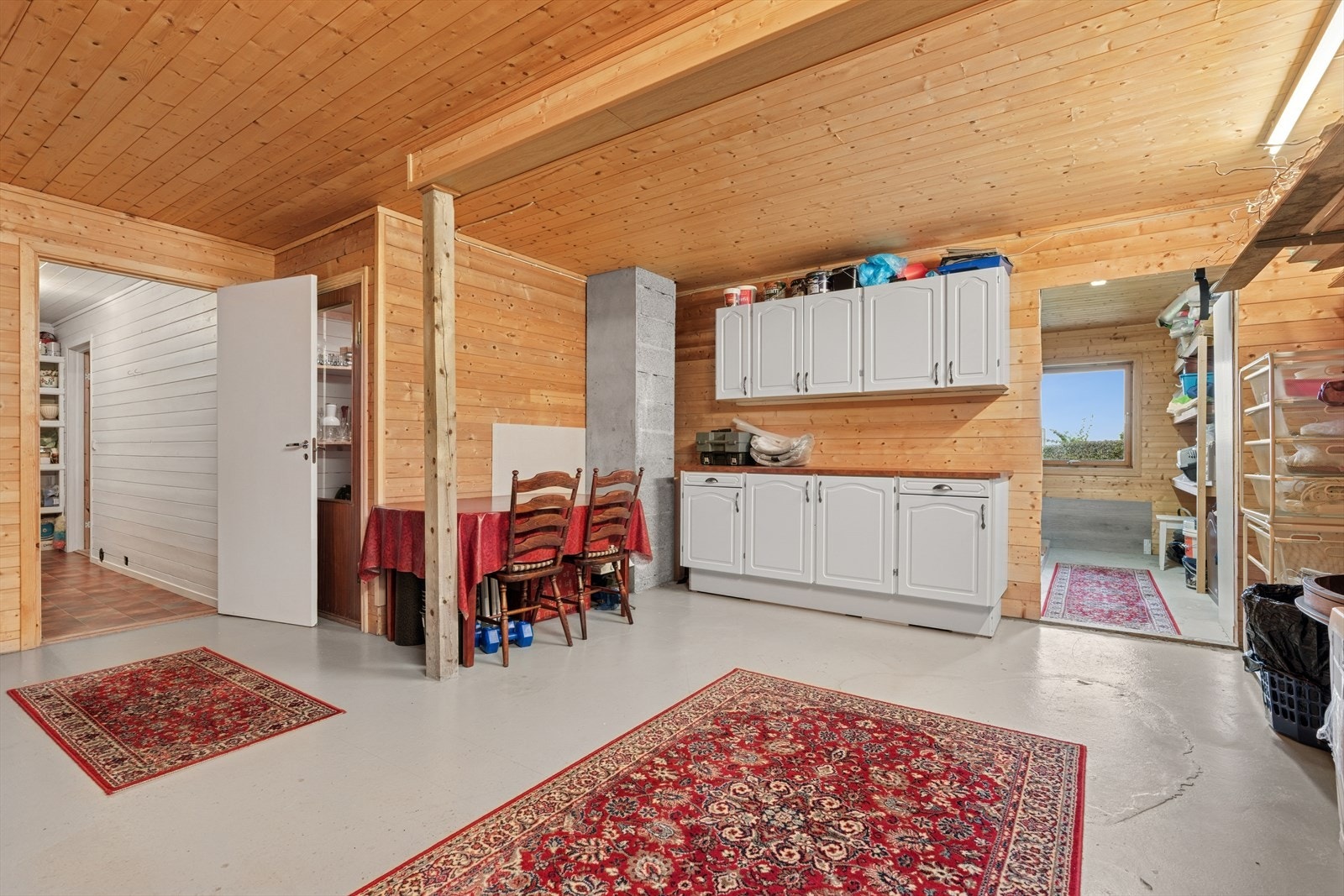 Svært god oppbevaring i kjelleren med flere boder Galleribilde