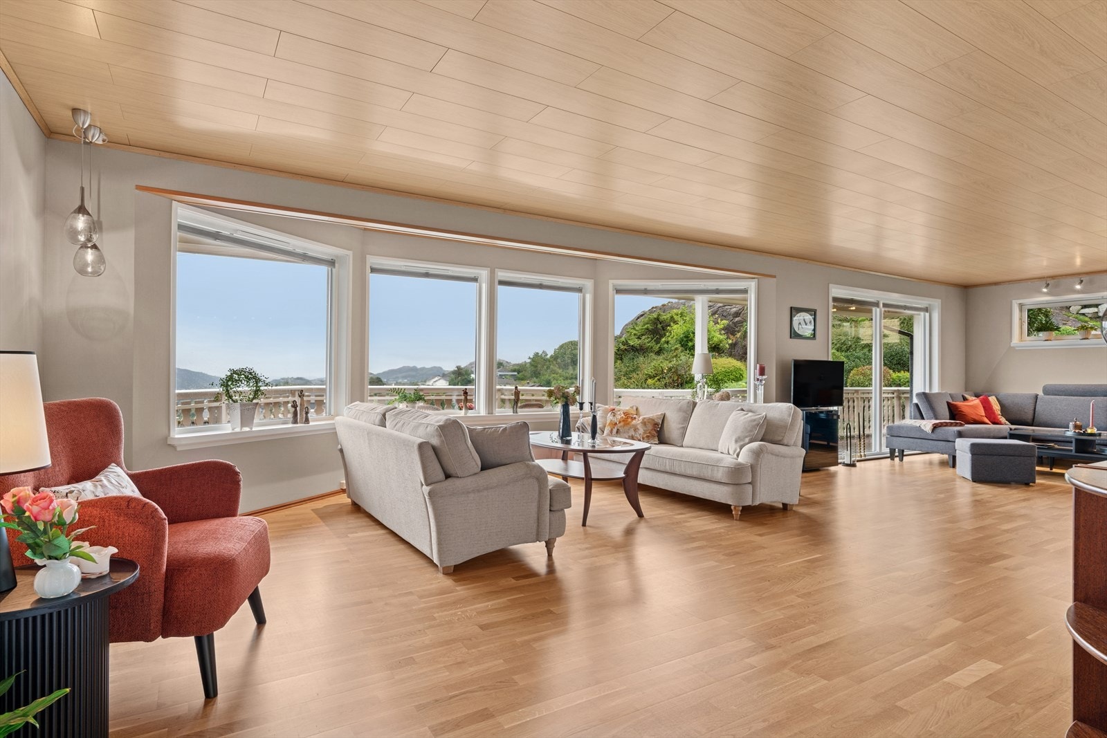 Velkommen inn til en lys og innbydende stue Galleribilde