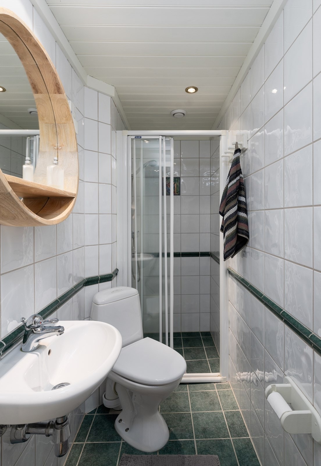 Underetasjen har også et mindre, men fullt utstyrt bad. Galleribilde