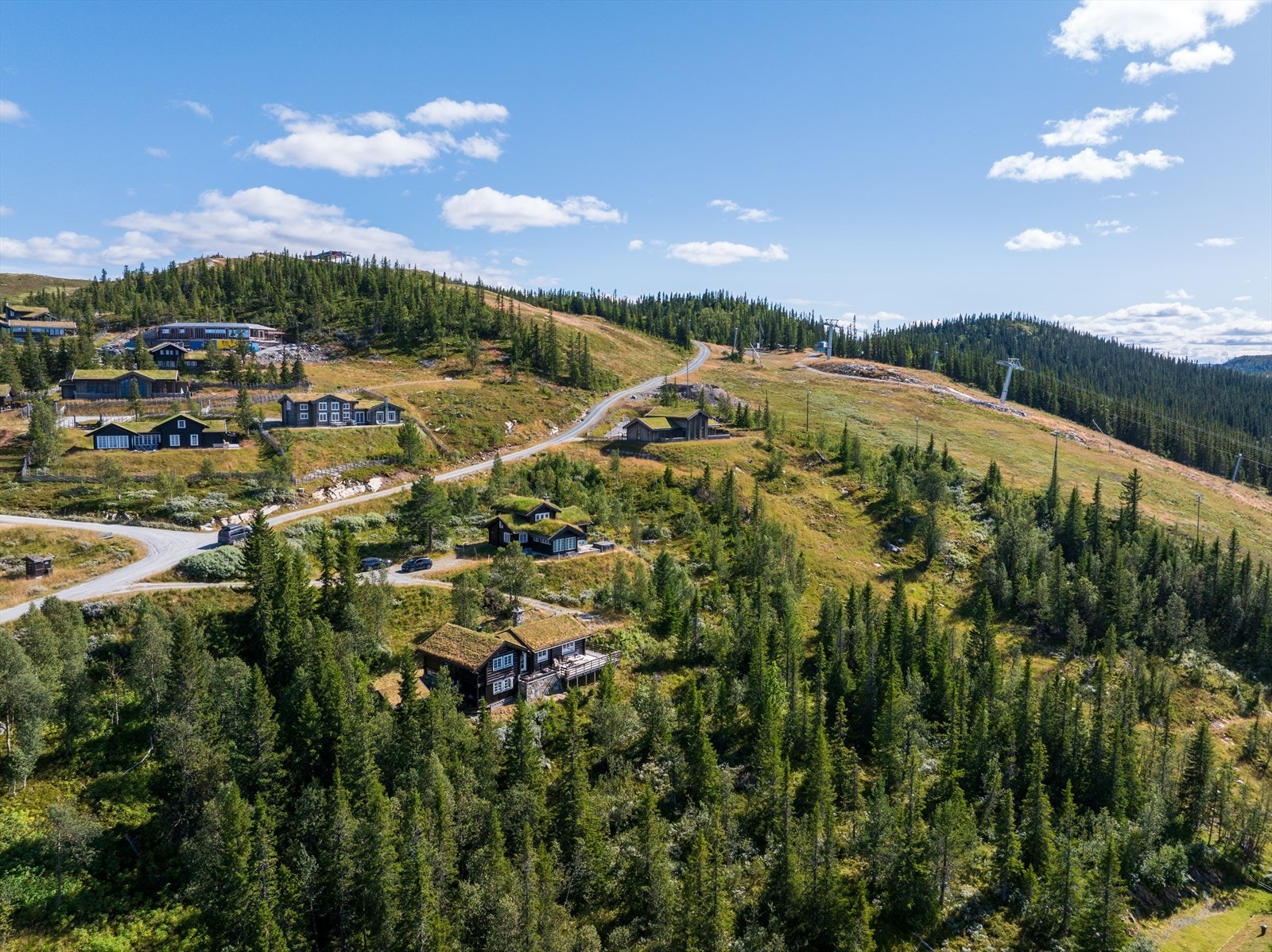 Hytta ligger litt for seg selv med friareal på tre sider av eiendommen. Galleribilde