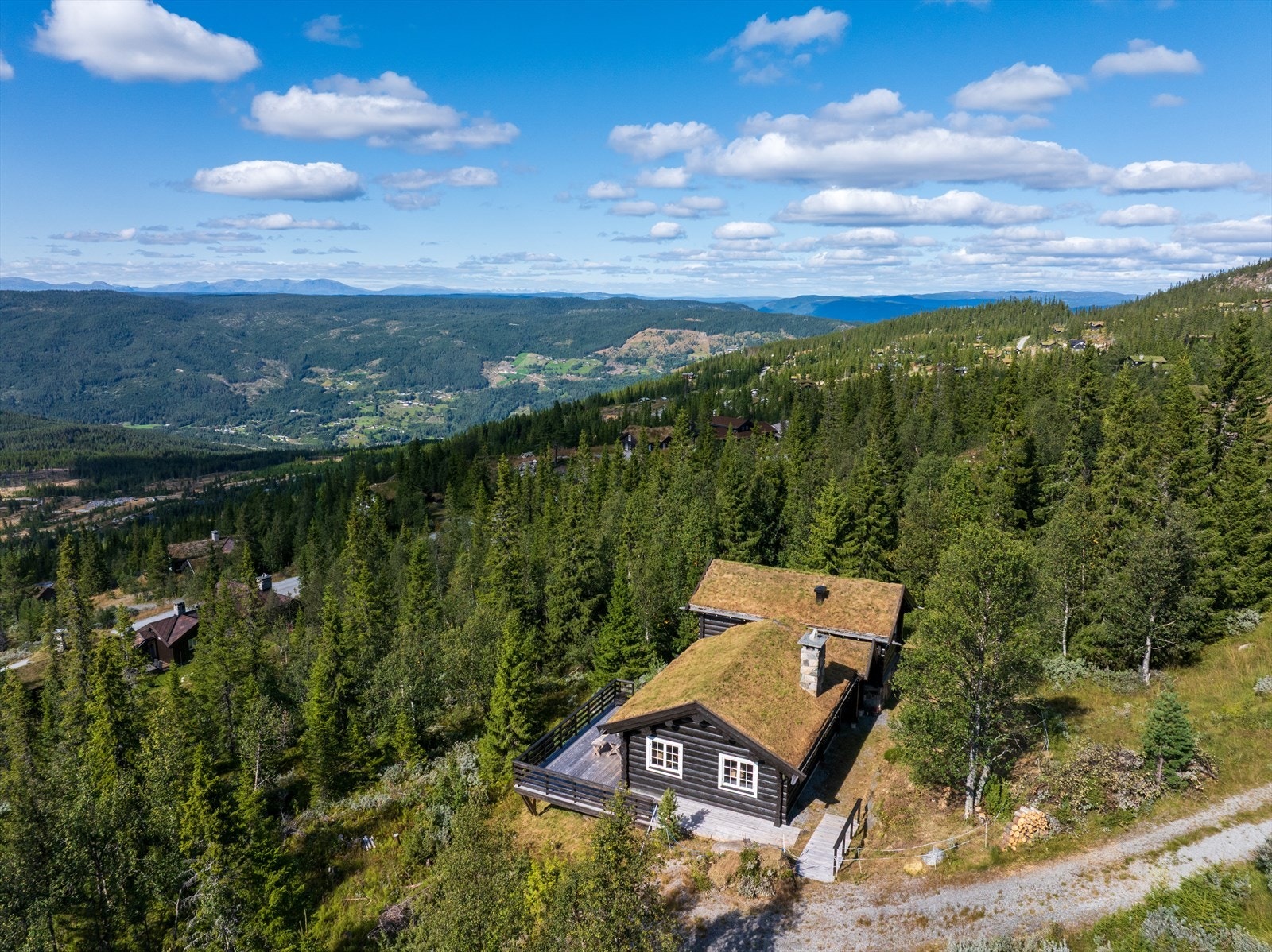 Utsikten fra hytta er praktfull med utsyn til Hallingskarvet, Reinskarvet, Hemsedalsfjellene og store deler av Jotunheimen. Galleribilde