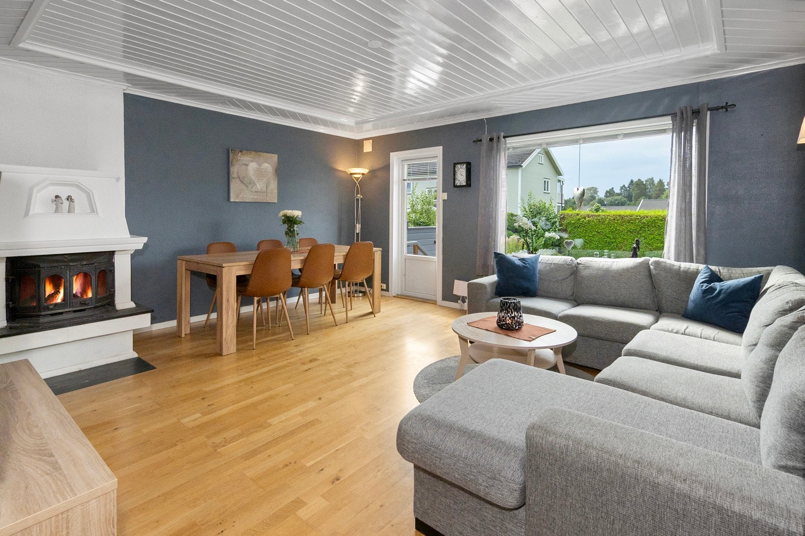 Trivelig stue med plass for både salong og spisebord Galleribilde