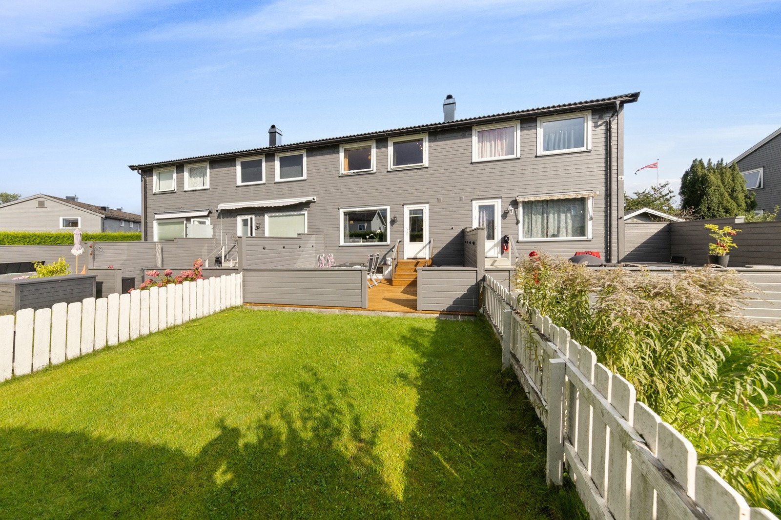 Sydvestvendt og solrik terrasse og hage Galleribilde