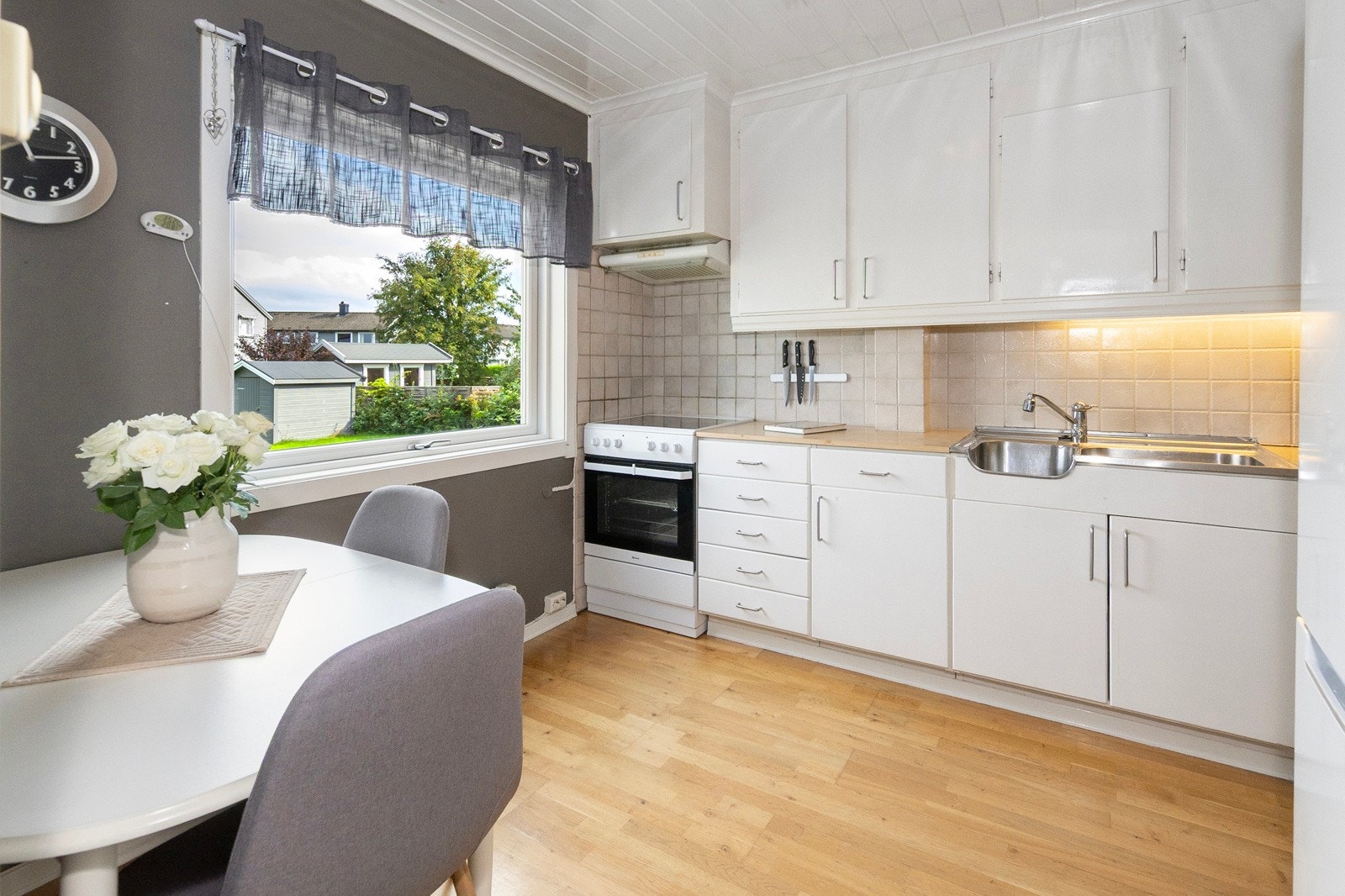 Eldre malt kjøkkeninnredning Galleribilde