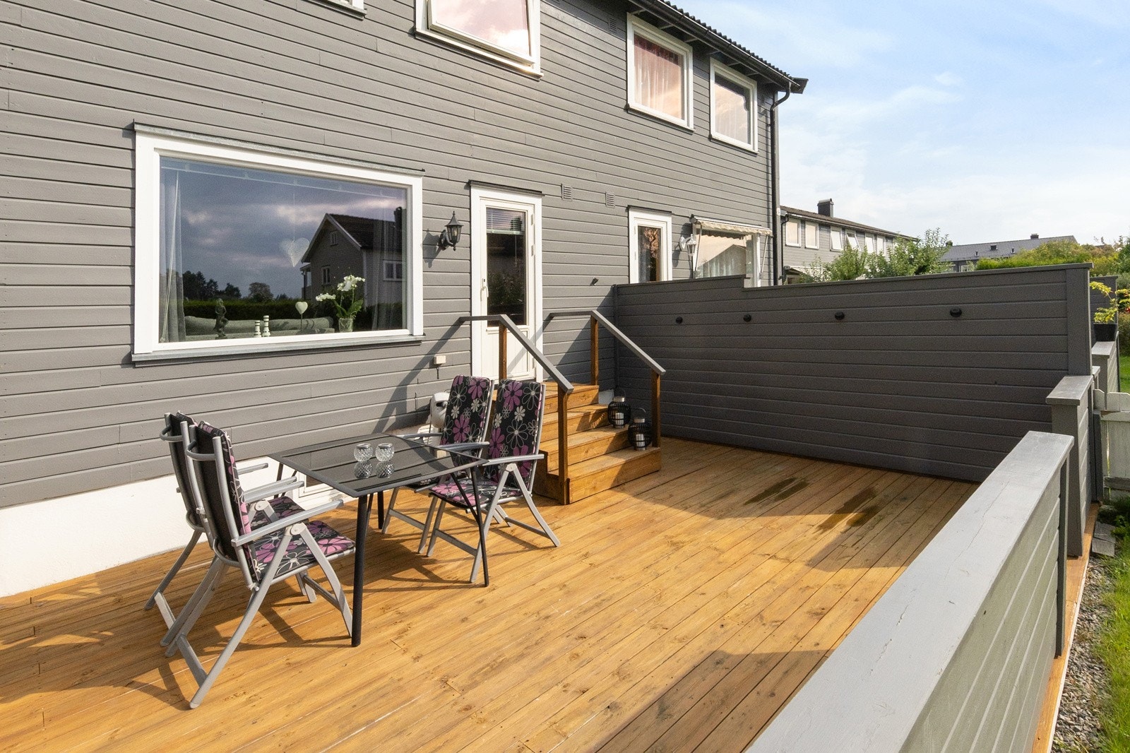 God plass for utemøbler, grill m.m. Galleribilde