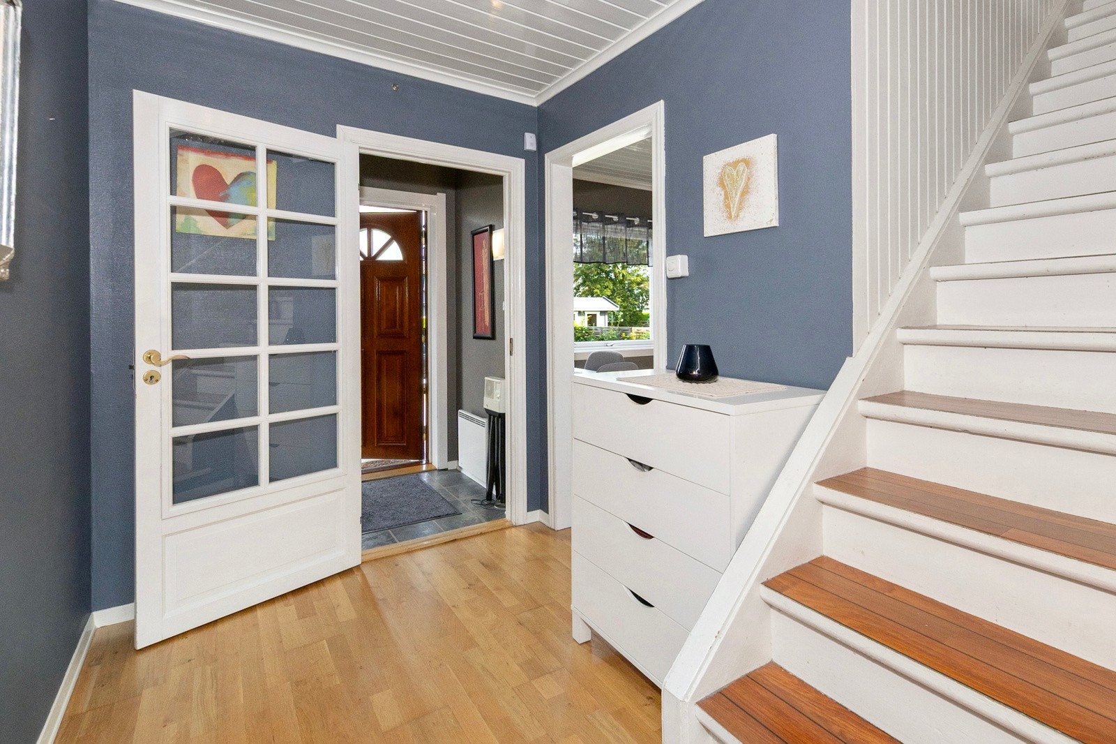 En romslig entre - Glassdør mellom vindfang og entre Galleribilde