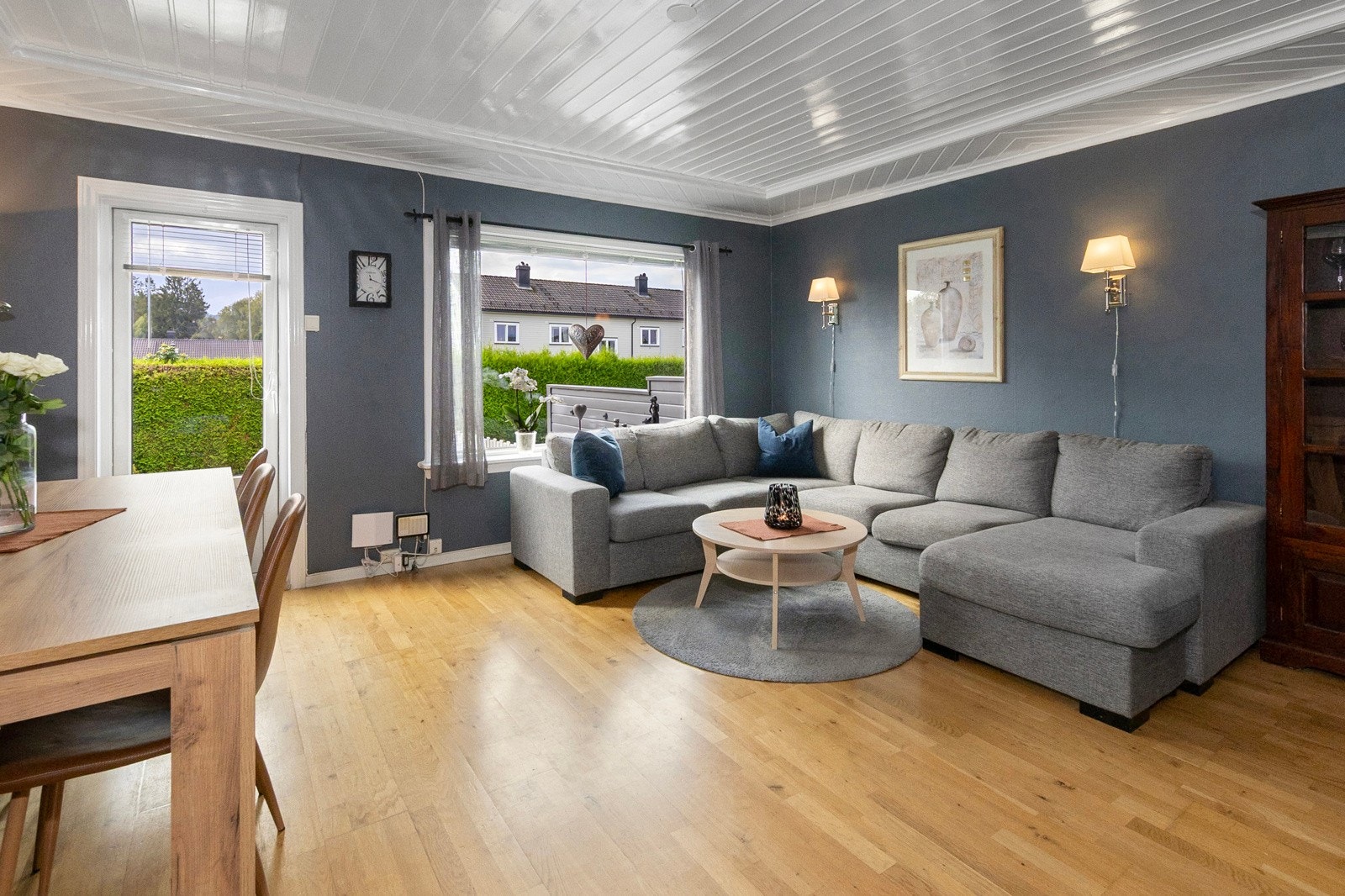 Store vindusflater gir godt lys inn i rommet Galleribilde