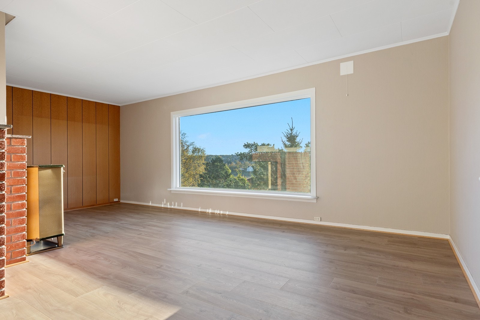 Godt med dagslys fra stort stuevindu Galleribilde