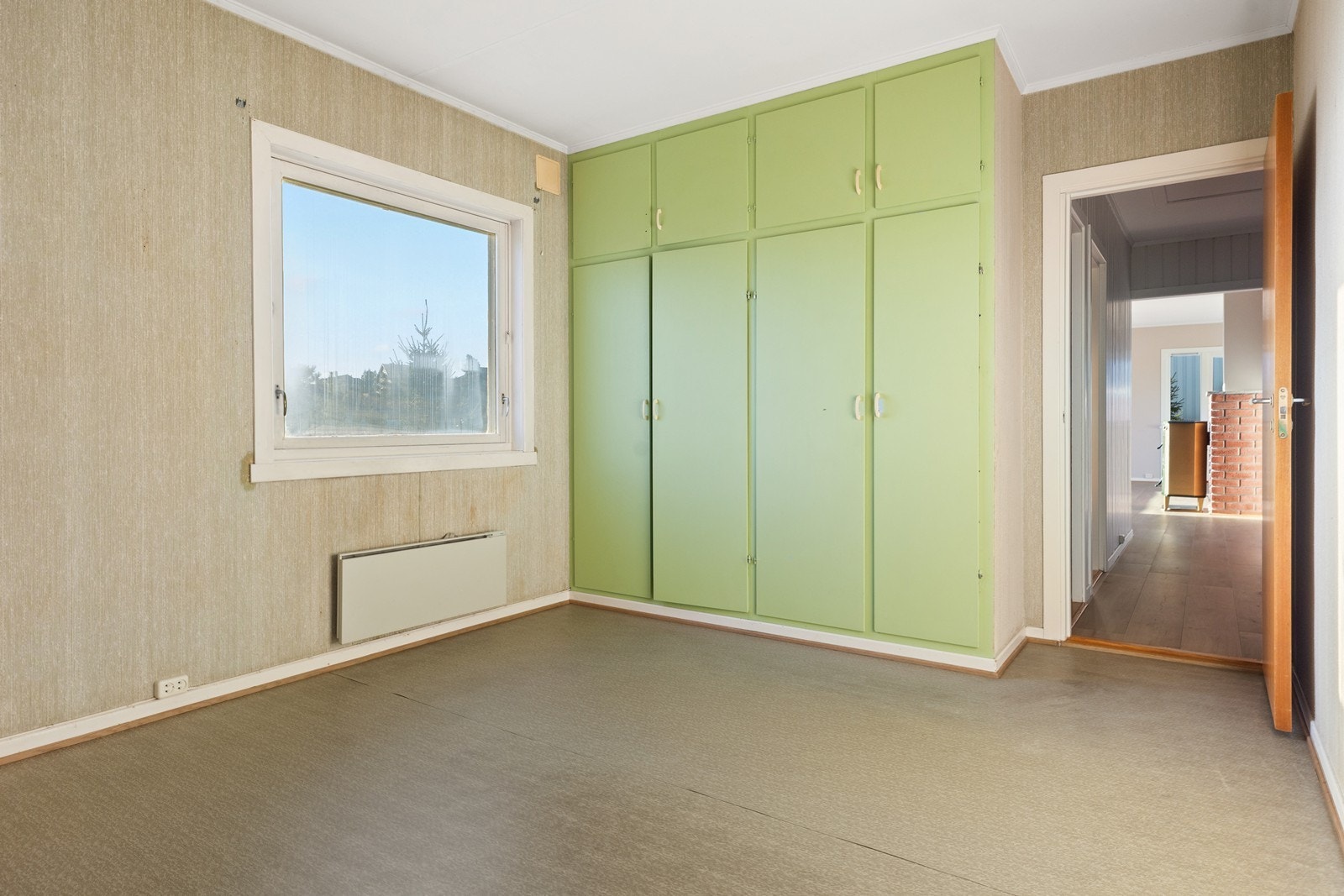 Soverom med plassbygde skap Galleribilde