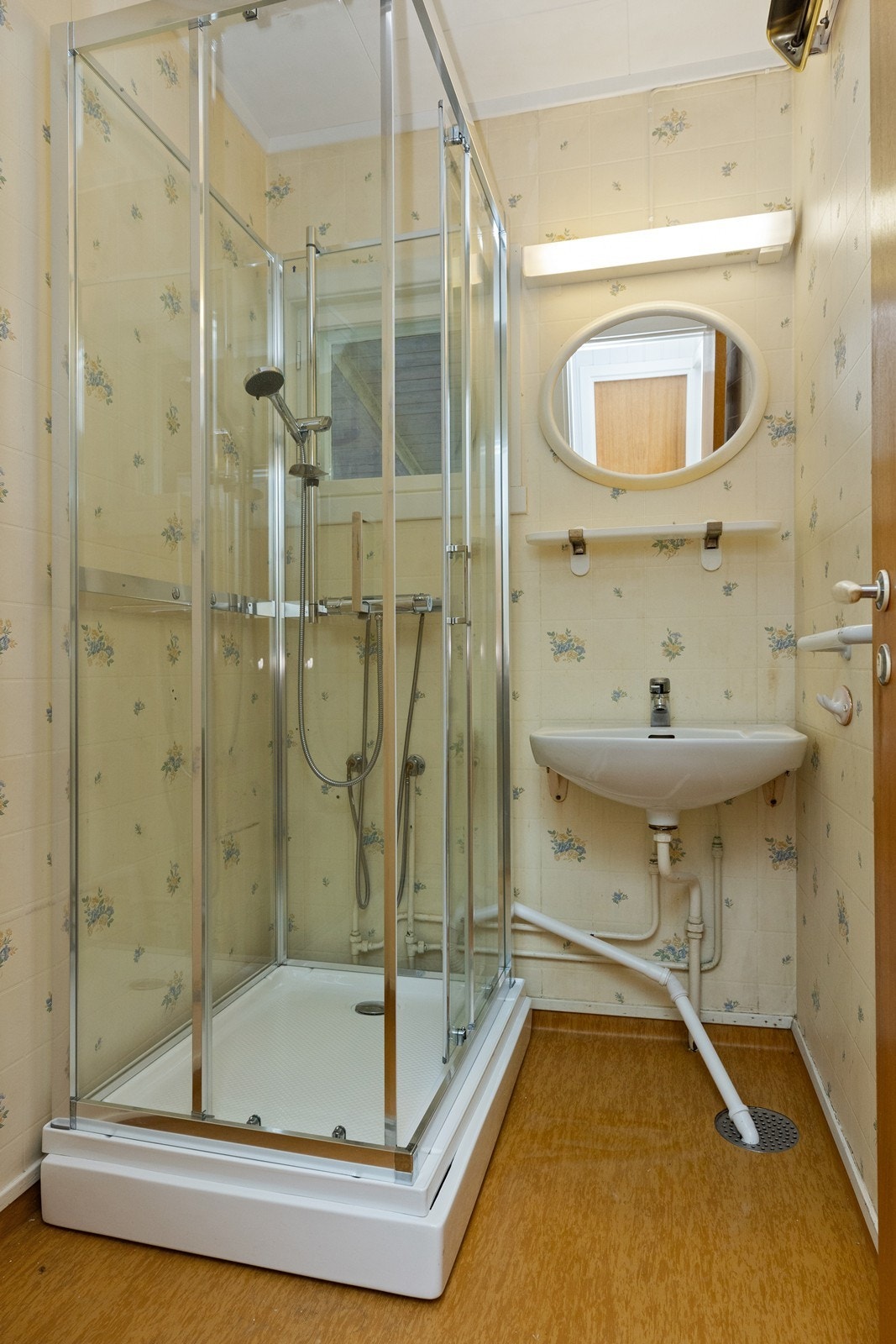 Eldre bad med dusjkabinett. Våtrommet må oppgraderes for å tåle normal bruk etter dagens krav Galleribilde