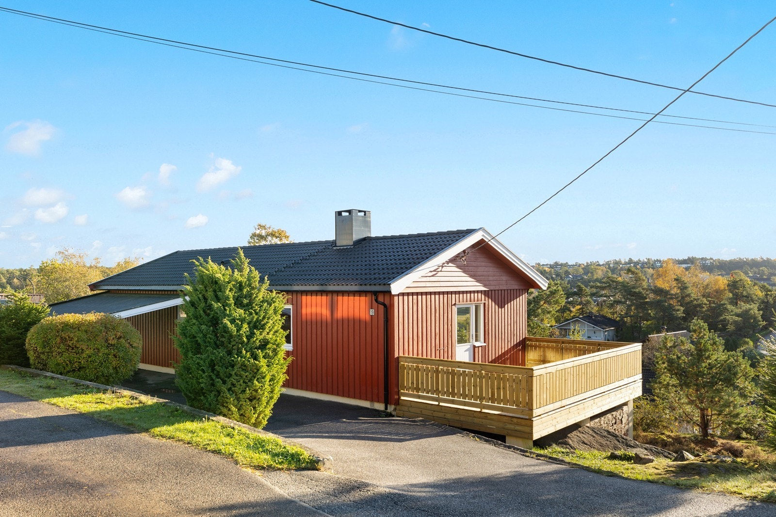 Eiendommen ligger i veletablert boligstrøk med kort vei til barnehage, skole og butikker. Nærhet til Fredrikstadmarka med flotte turområder Galleribilde