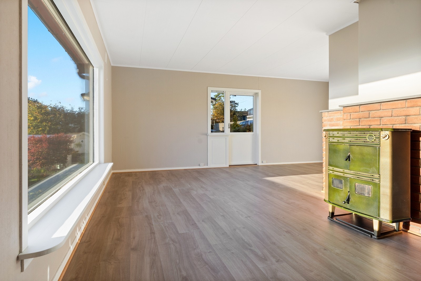 Åpen og luftig stue/spisestue med god flyt Galleribilde