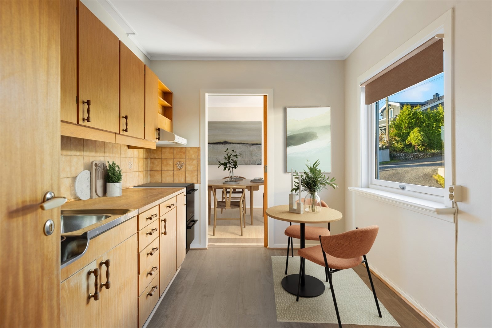 Eldre kjøkkeninnredning med behov for oppgradering (digitalt stylet) Galleribilde