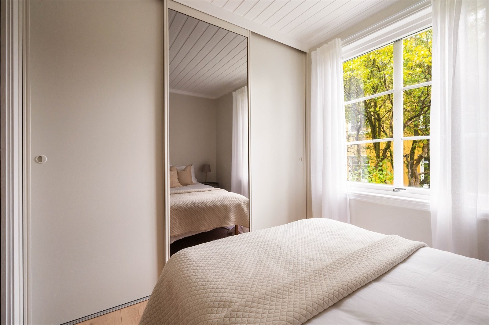 Praktisk skyvedørsgarderobe fra gulv til tak gir svært gode oppbevaringsmuligheter. Galleribilde