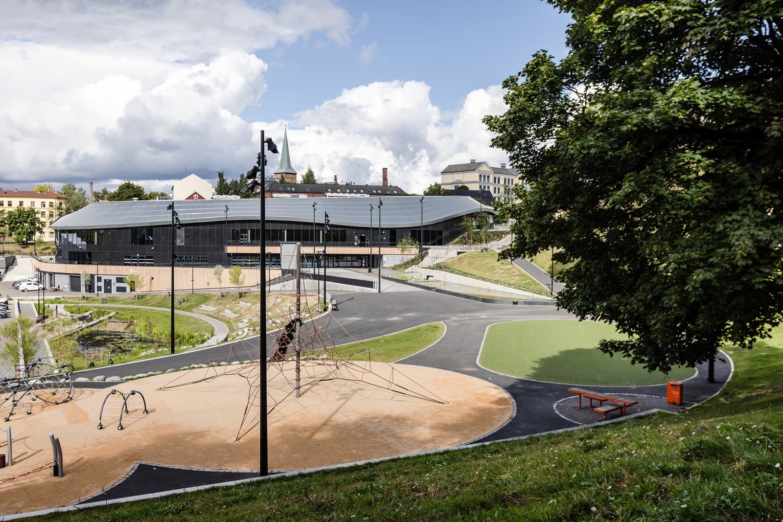 Jordal Amfi med ishall, skate- og lekeplass, samt fotballbane. Galleribilde