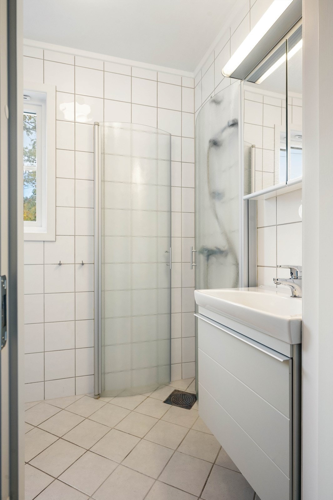 Badet har stort vindu som gir gode lysinnslipp, samt mulighet for utlufting. Galleribilde