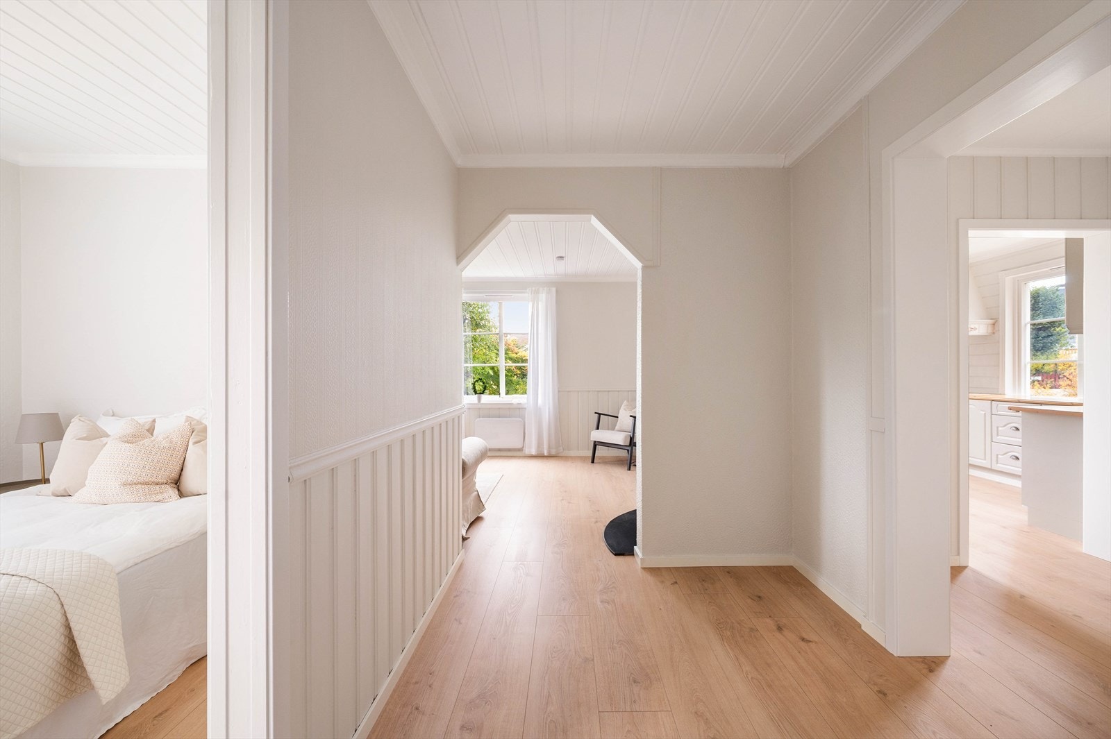 Praktisk planløsning med adkomst til alle rom fra mellomgang. Galleribilde