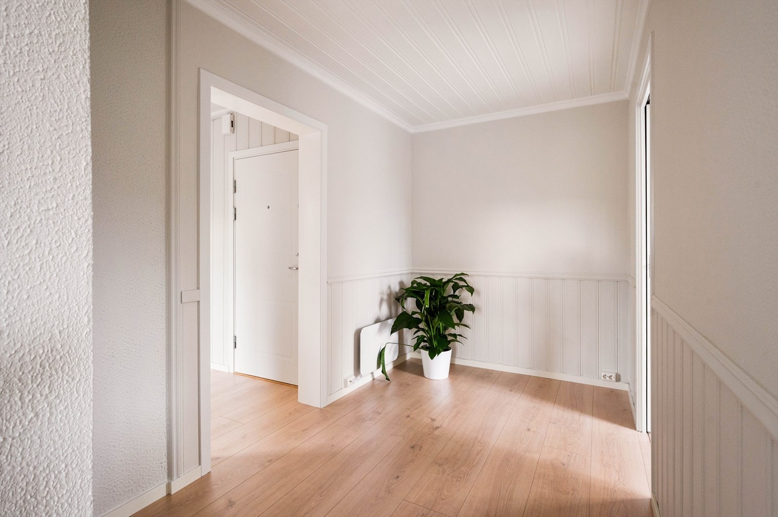 Innbydende entré som gir et godt førsteinntrykk. Praktisk planløsning med tilgang til alle rom i etasjen. Galleribilde