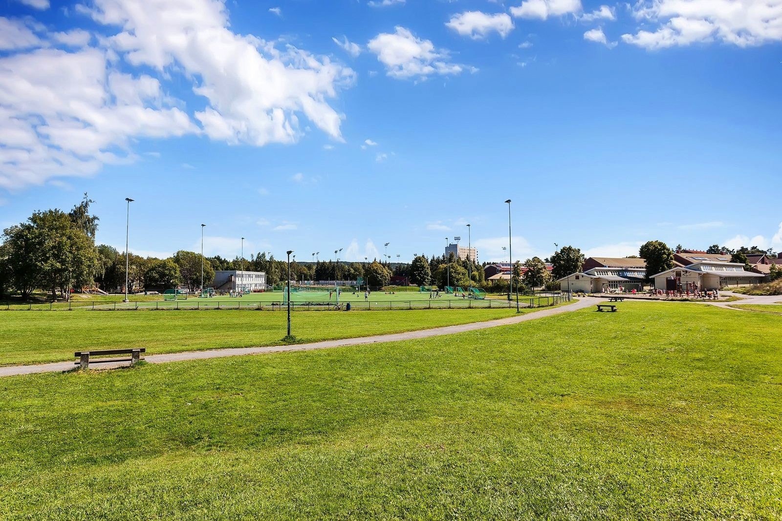 Det er flere fotballbaner i nærheten, blant annet Manglerud stadion - perfekt for trening, lek og aktivitet rett utenfor døren. Galleribilde