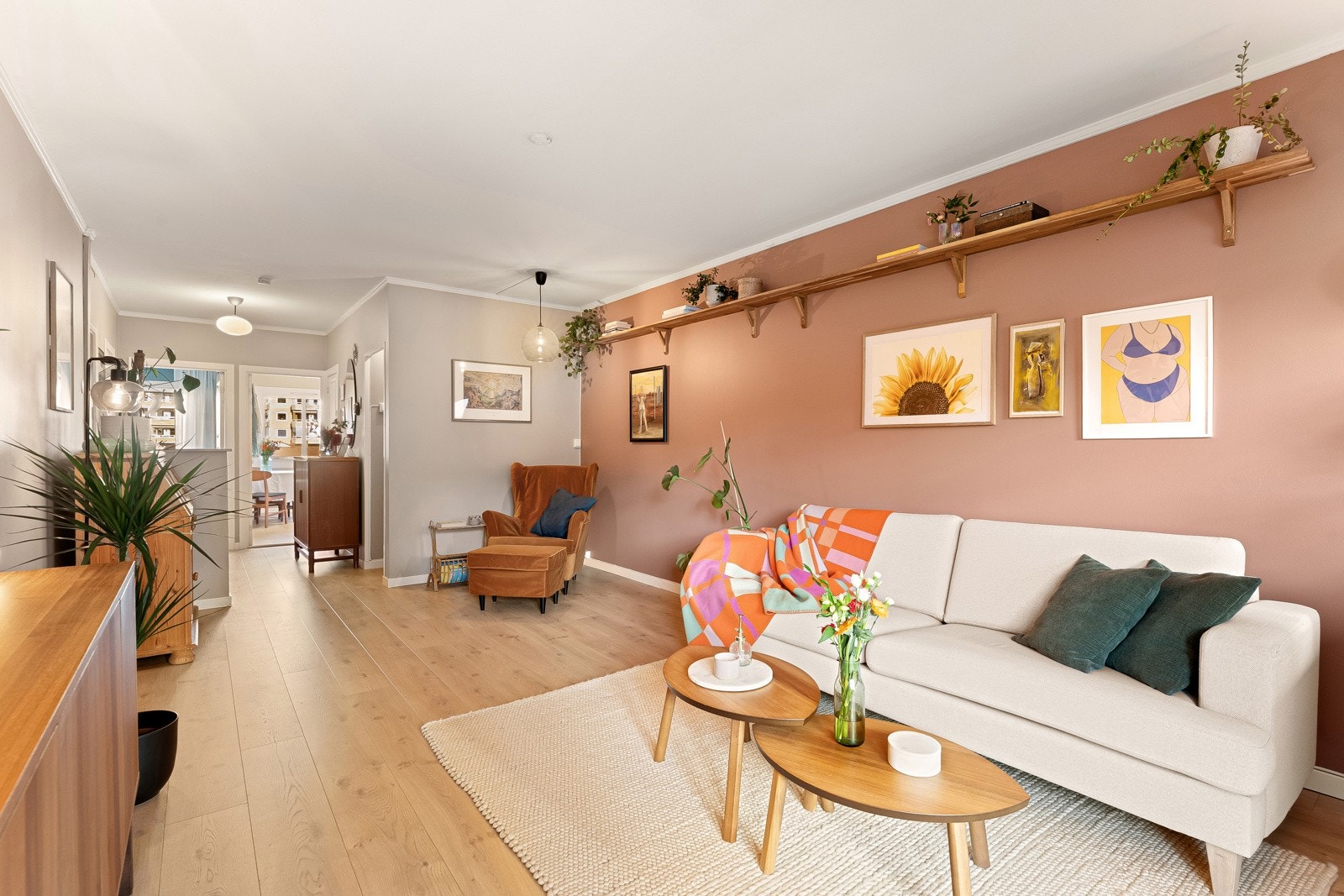 Stor stue med god plass til både sofa, spisegruppe og hyggelige sitteområder - perfekt for samvær. Galleribilde