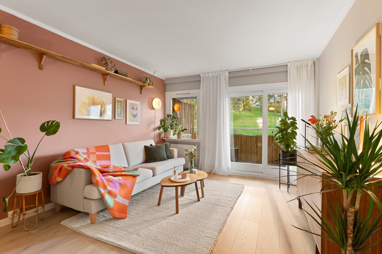 Lys og innbydende stue her er det enkelt å lage det hjemmekoselig. Galleribilde