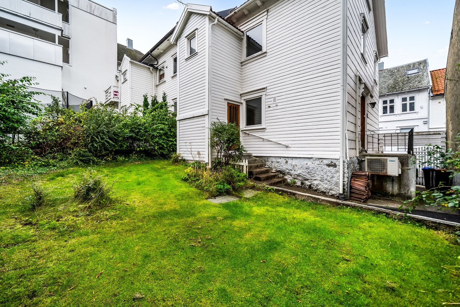 Dør inn på baksiden til kjøkkenet i 1. etasje. Galleribilde