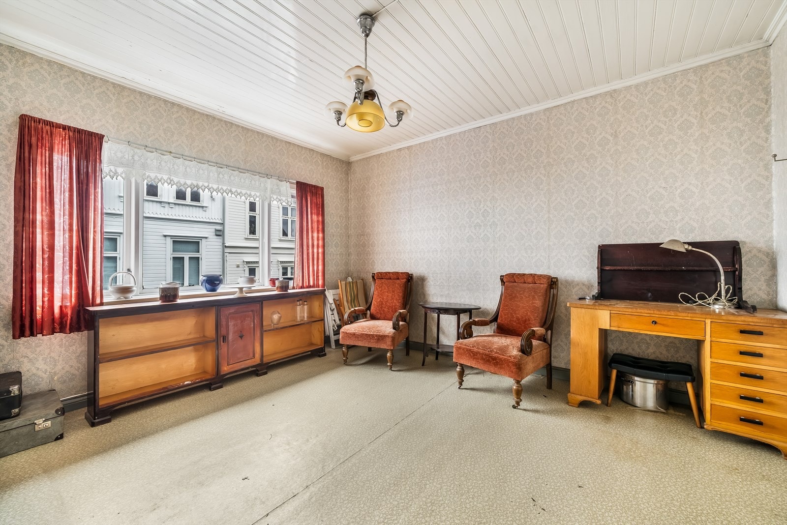 Sentralt beliggende bolig med gjennomgående eldre standard. Galleribilde