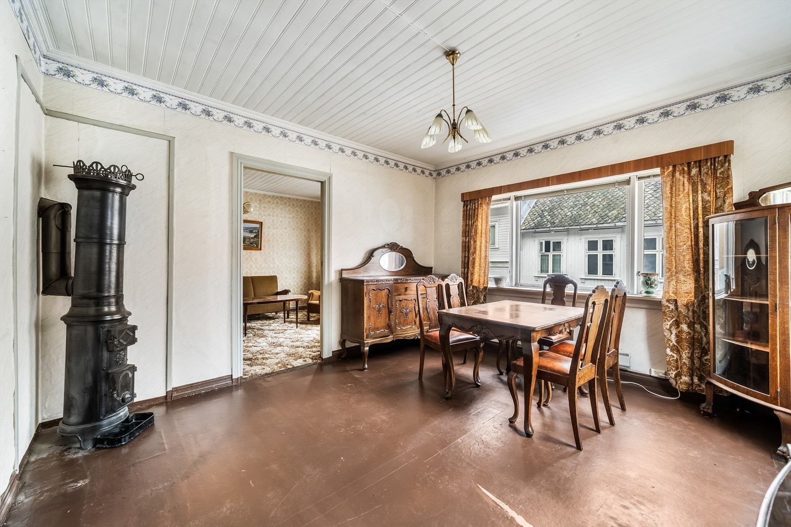 I 2. etasje er det 2 stuer i front mot veien, hvorav en strekker seg bak til baksiden av boligen. Galleribilde